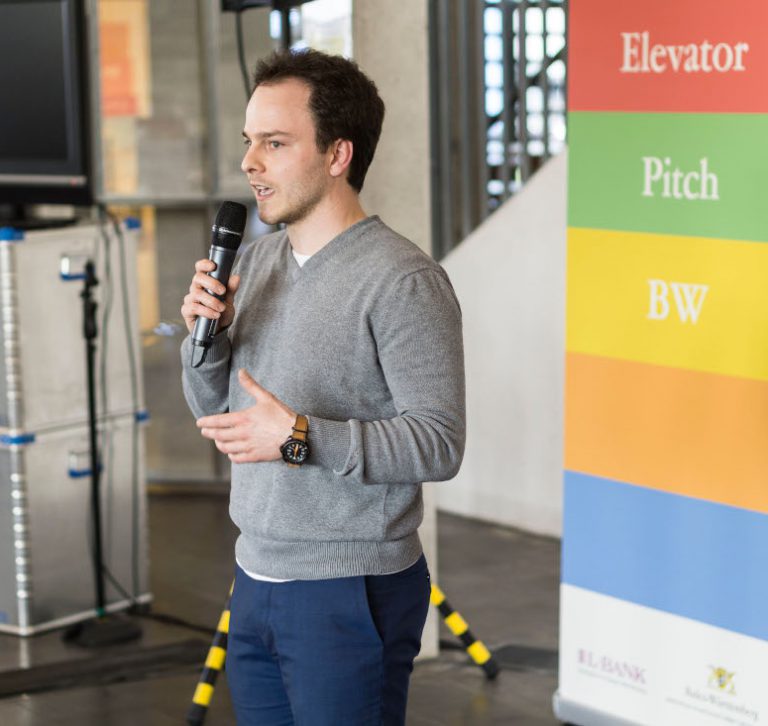 Sascha Rudolph pitching the Entrepreneurs Pforzheim at Elevator Pitch Event