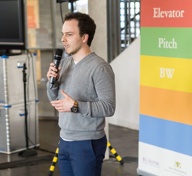 Sascha Rudolph pitching the Entrepreneurs Pforzheim at Elevator Pitch Event